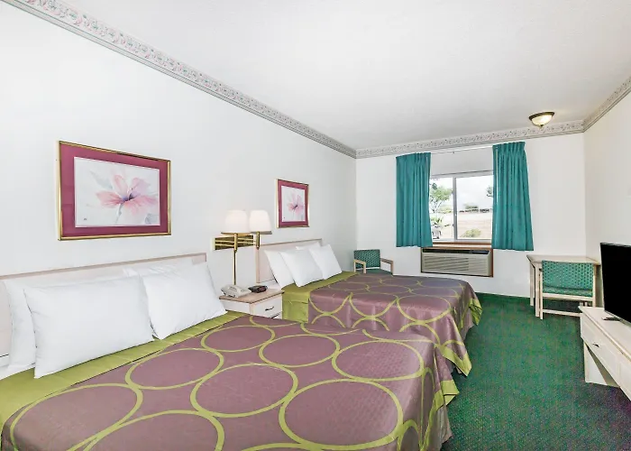 Super 8 By Wyndham Motel